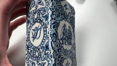 Een rechthoekige blauw-witte Delftse theebus en deksel, 18e eeuw — foto 1