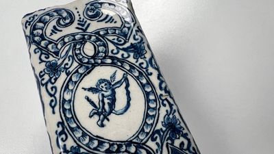 Een rechthoekige blauw-witte Delftse theebus en deksel, 18e eeuw — foto 2