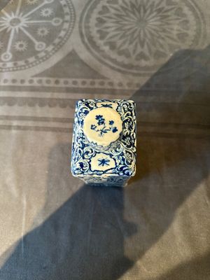 Een rechthoekige blauw-witte Delftse theebus en deksel, 18e eeuw — foto 9