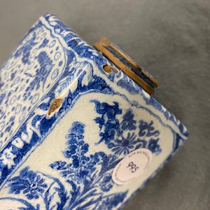 Een rechthoekige blauw-witte Delftse theebus met floraal decor, eind 17e eeuw — foto 13