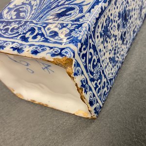 Een rechthoekige blauw-witte Delftse theebus met floraal decor, eind 17e eeuw — foto 14