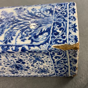 Een rechthoekige blauw-witte Delftse theebus met floraal decor, eind 17e eeuw — foto 15