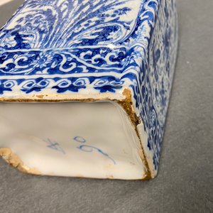 Een rechthoekige blauw-witte Delftse theebus met floraal decor, eind 17e eeuw — foto 16