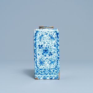 Een rechthoekige blauw-witte Delftse theebus met floraal decor, eind 17e eeuw — foto 3