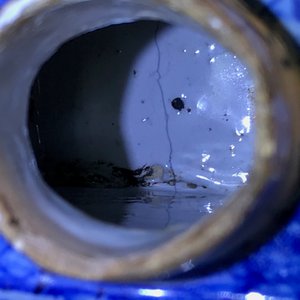 Een rechthoekige blauwwitte Delftse theebus met erotisch decor, 18e eeuw — foto 11