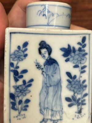 Een rechthoekige Chinese blauw-witte 'Lange Lijzen' theebus en deksel, Kangxi — foto 12