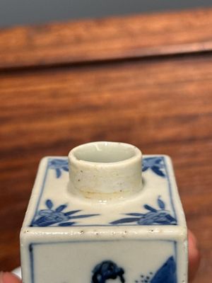 Een rechthoekige Chinese blauw-witte 'Lange Lijzen' theebus en deksel, Kangxi — foto 15