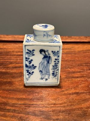 Een rechthoekige Chinese blauw-witte 'Lange Lijzen' theebus en deksel, Kangxi — foto 3