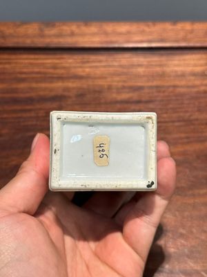 Een rechthoekige Chinese blauw-witte 'Lange Lijzen' theebus en deksel, Kangxi — foto 6