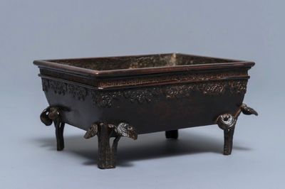Een rechthoekige Chinese bronzen wierookbrander met lingzhi, 17/18e eeuw