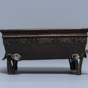 Een rechthoekige Chinese bronzen wierookbrander met lingzhi, 17/18e eeuw — foto 2