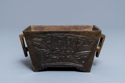 Een rechthoekige Chinese bronzen wierookbrander, Qianlong merk, 19e eeuw