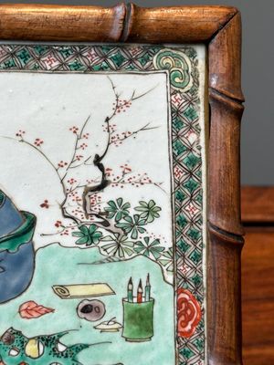 Een rechthoekige Chinese famille verte plaquette in een imitatiebamboe houten kader, Kangxi — foto 4