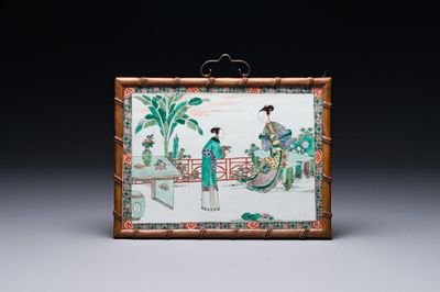 Een rechthoekige Chinese famille verte plaquette in houten imitatiebamboe kader, Kangxi