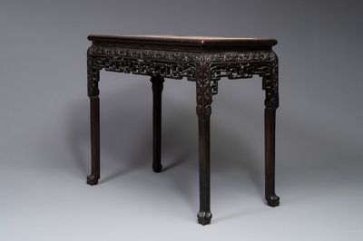 Een rechthoekige Chinese gestoken houten consoletafel met roze marmeren bovenblad, 19e eeuw