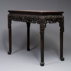 Een rechthoekige Chinese gestoken houten consoletafel met roze marmeren bovenblad, 19e eeuw — foto 1
