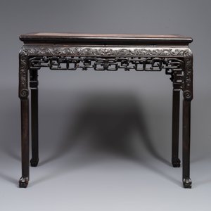 Een rechthoekige Chinese gestoken houten consoletafel met roze marmeren bovenblad, 19e eeuw — foto 2