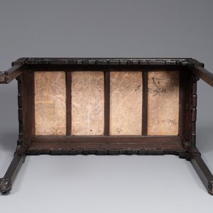 Een rechthoekige Chinese gestoken houten consoletafel met roze marmeren bovenblad, 19e eeuw — foto 5