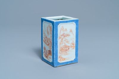 Een rechthoekige Chinese penselenbeker met ijzerrode landschapspanelen, Qianlong merk, Republiek