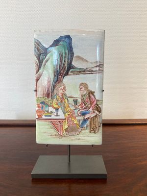 Een rechthoekige Chinese plaquette in Canton email met decor van een Europees koppel, Yongzheng — foto 1