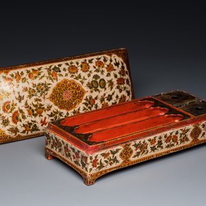 Een rechthoekige gelakte houten schrijfdoos, Kashmir, India, 19e eeuw — foto 1