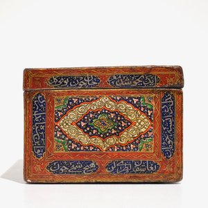 Een rechthoekige gelakte papier maché dekseldoos met kalligrafie, Qajar, Iran, 19e eeuw — foto 3