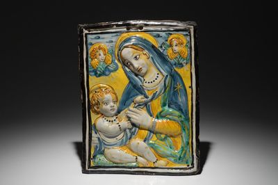Een rechthoekige Italiaanse majolica plaquette met reliëfdecor van Madonna met kind, Deruta, 17e eeuw