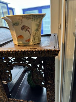 Een rijkgestoken Chinese hongmu houten étagère kast, Canton, 19e eeuw — foto 2