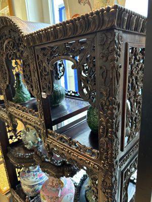 Een rijkgestoken Chinese hongmu houten étagère kast, Canton, 19e eeuw — foto 3