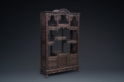 Een rijkgestoken Chinese hongmu houten étagère kast, Canton, 19e eeuw