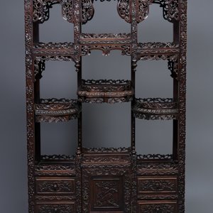 Een rijkgestoken Chinese hongmu houten étagère kast, Canton, 19e eeuw — foto 3