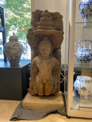 Een rode zandstenen stele van de staande Jain Thirtankar Parshvanatha, India, Pala periode, 11e eeuw — foto 1