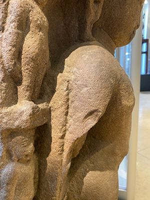Een rode zandstenen stele van de staande Jain Thirtankar Parshvanatha, India, Pala periode, 11e eeuw — foto 13
