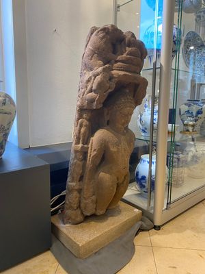 Een rode zandstenen stele van de staande Jain Thirtankar Parshvanatha, India, Pala periode, 11e eeuw — foto 3