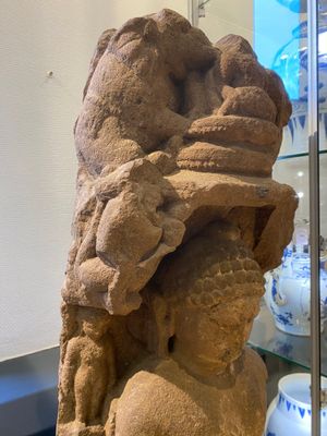 Een rode zandstenen stele van de staande Jain Thirtankar Parshvanatha, India, Pala periode, 11e eeuw — foto 4