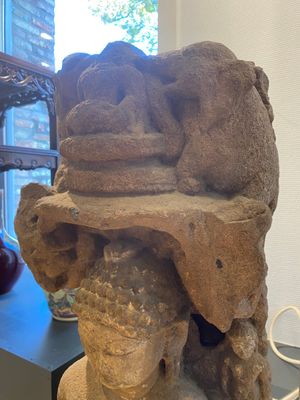 Een rode zandstenen stele van de staande Jain Thirtankar Parshvanatha, India, Pala periode, 11e eeuw — foto 7