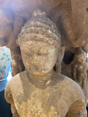 Een rode zandstenen stele van de staande Jain Thirtankar Parshvanatha, India, Pala periode, 11e eeuw — foto 10