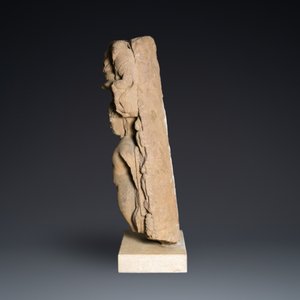 Een rode zandstenen stele van de staande Jain Thirtankar Parshvanatha, India, Pala periode, 11e eeuw — foto 5