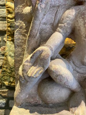 Een rode zandstenen stele van Lakshmi, India, wellicht Rajasthan, 12e eeuw — foto 13