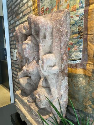 Een rode zandstenen stele van Lakshmi, India, wellicht Rajasthan, 12e eeuw — foto 17