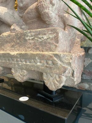 Een rode zandstenen stele van Lakshmi, India, wellicht Rajasthan, 12e eeuw — foto 18