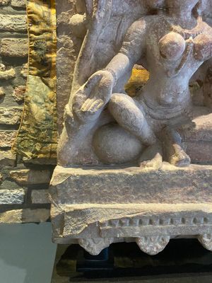 Een rode zandstenen stele van Lakshmi, India, wellicht Rajasthan, 12e eeuw — foto 9