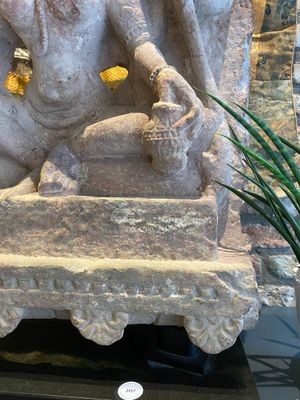 Een rode zandstenen stele van Lakshmi, India, wellicht Rajasthan, 12e eeuw — foto 10
