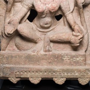 Een rode zandstenen stele van Lakshmi, India, wellicht Rajasthan, 12e eeuw — foto 3