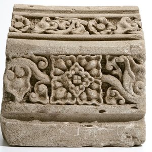 Een Romaans zandstenen boogfragment, Frankrijk, 12/13e eeuw — foto 1
