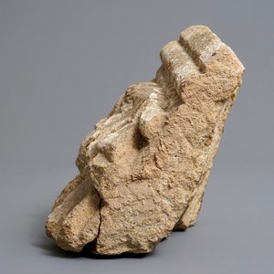Een Romaans zandstenen hoekfragment van een gevel of pilaar, 12/13e eeuw — foto 5