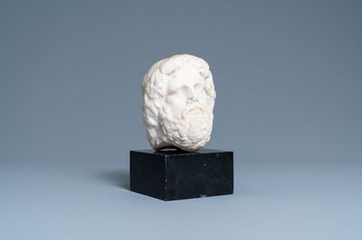 Een Romeins bebaard mannenhoofd in marmer gesculpteerd