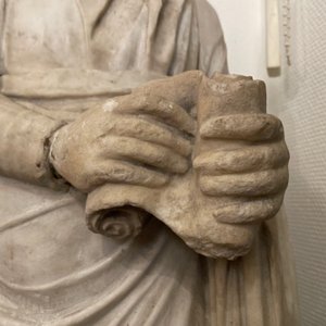 Een Romeinse marmeren figuur van een filosoof met perkamentrol, ca. 2e eeuw — foto 12