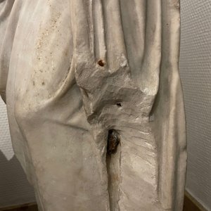 Een Romeinse marmeren figuur van een filosoof met perkamentrol, ca. 2e eeuw — foto 13