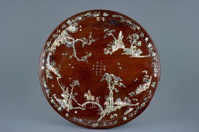 Een rond Vietnamees houten paneel ingelegd met parelmoer voor de Chinese markt, 19e eeuw
